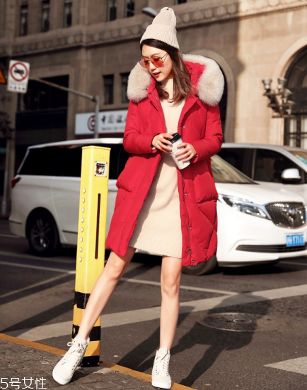 紅色羽絨服里面穿什么？保暖時(shí)尚兩不誤