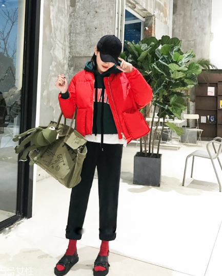 紅色羽絨服搭配什么褲子？四種混搭讓你潮范兒十足