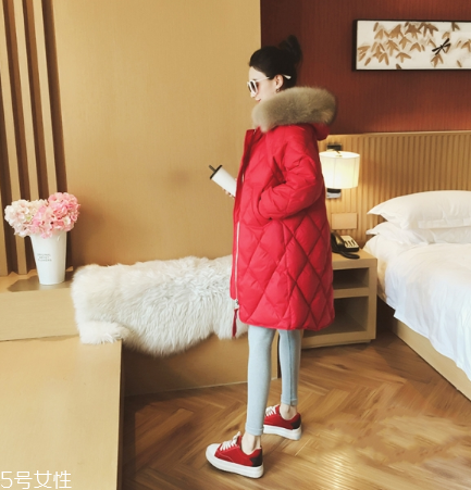 紅色羽絨服搭配什么褲子？四種混搭讓你潮范兒十足
