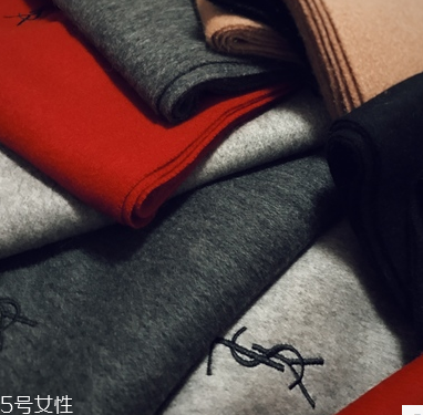 冬天圍巾什么顏色好看？為你推薦經(jīng)典款圍巾