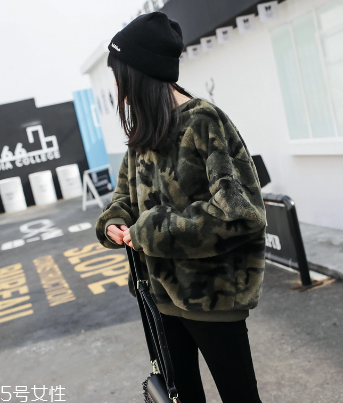 冬天衛(wèi)衣怎么穿更時髦？小心機(jī)教你把衛(wèi)衣穿出時尚感