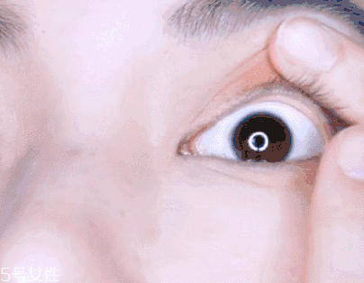 眼影需要卸妝嗎？閃亮海灘眼妝教程