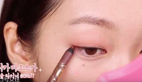 眼影需要卸妝嗎？閃亮海灘眼妝教程