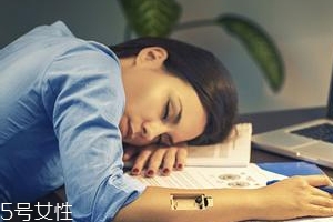 熬夜長膘什么原因？疲勞使人食欲大開
