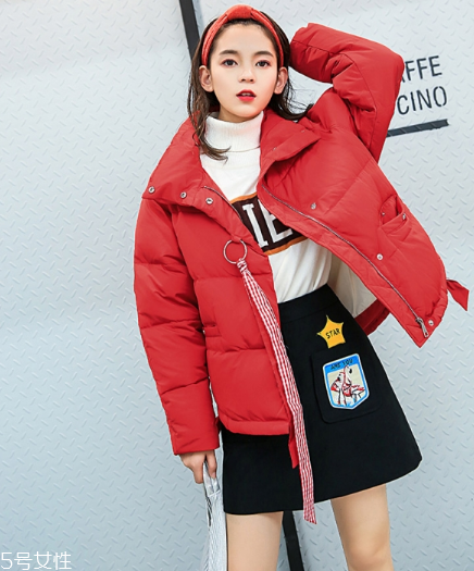 紅色羽絨服搭配什么顏色毛衣？色彩搭配不止黑白灰
