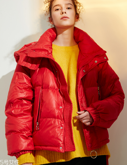 紅色羽絨服搭配什么顏色毛衣？色彩搭配不止黑白灰