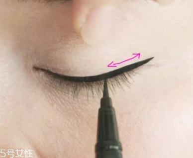 眼線筆要什么顏色好看？眼線筆顏色需要結(jié)合發(fā)色妝容