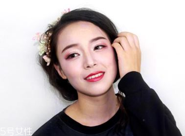 2018秋冬酒紅色眼妝怎么畫(huà)？神秘又有女人味的妝容