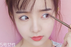 眼線膠筆和眼線液筆哪個好？看看兩者區(qū)別