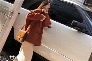大衣粘毛是料子不好嗎？原來是這個原因