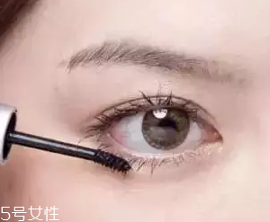睫毛膏如何避免結(jié)塊？不要z形涂抹