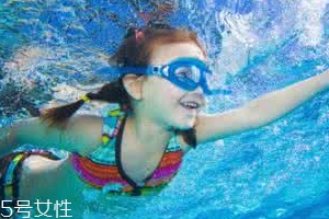 游泳時(shí)為什么尿意更重？心理生理雙重原因