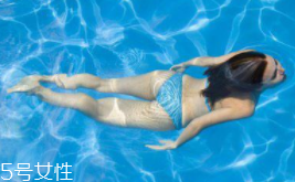游泳時(shí)為什么尿意更重？心理生理雙重原因