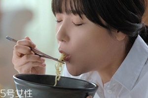 辛拉面多少錢一包？辛拉面價(jià)格有點(diǎn)偏貴