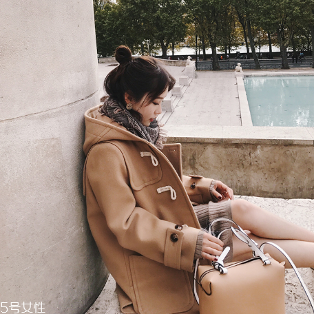 牛角扣大衣配什么褲子？教你穿出最美學院風
