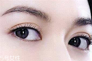 割雙眼皮眼睛腫怎么辦？疤克可以預(yù)防疤痕增生