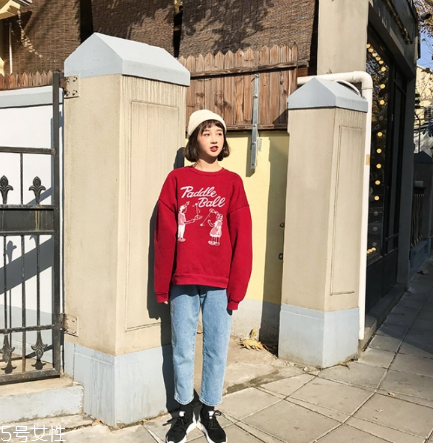紅色衛(wèi)衣配什么褲子？休閑時尚兩不誤