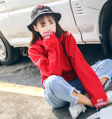 紅色衛(wèi)衣配什么褲子？休閑時尚兩不誤