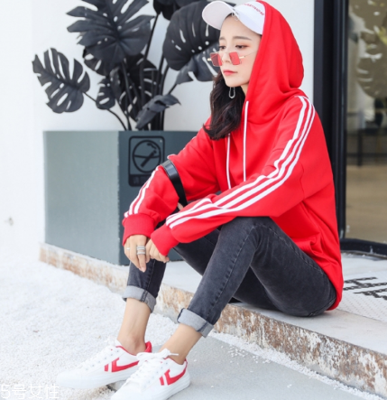 紅色衛(wèi)衣配什么褲子？休閑時尚兩不誤