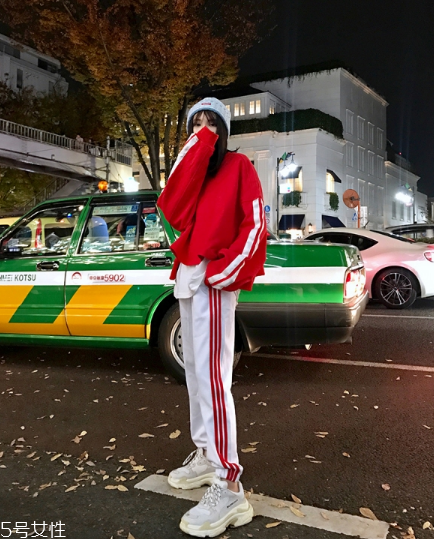 紅色衛(wèi)衣配什么褲子？休閑時尚兩不誤
