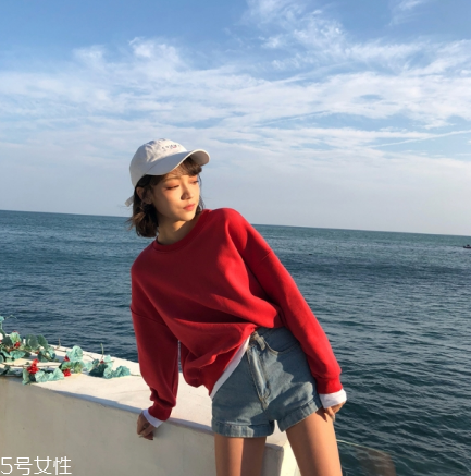 紅色衛(wèi)衣配什么褲子？休閑時尚兩不誤