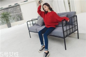 紅色毛衣下面配什么？褲子裙子統(tǒng)統(tǒng)能Hold住