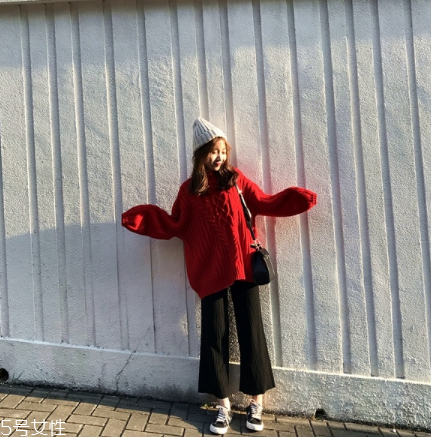 紅色毛衣下面配什么？褲子裙子統(tǒng)統(tǒng)能Hold住