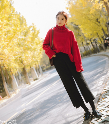 紅色毛衣下面配什么？褲子裙子統(tǒng)統(tǒng)能Hold住