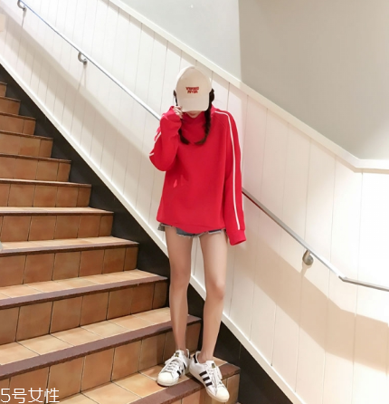 紅色衛(wèi)衣搭配什么鞋子？休閑風(fēng)時(shí)尚風(fēng)都能駕馭