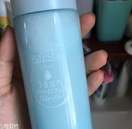 眼唇卸妝液和卸妝油哪個好？使用的區(qū)域不同