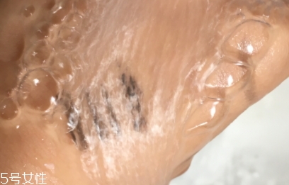 眼唇卸妝液和卸妝油哪個好？使用的區(qū)域不同