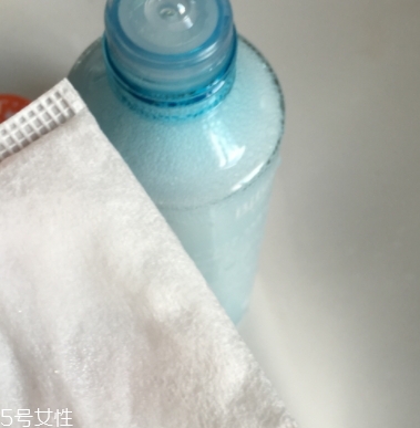 眼唇卸妝液和卸妝油哪個好？使用的區(qū)域不同