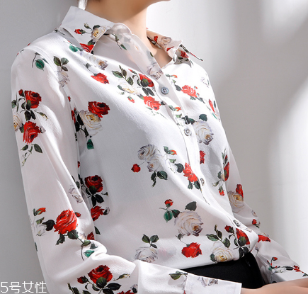 怎么穿衣服有女人味？跟著她學(xué)就對(duì)了