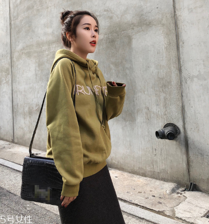 衛(wèi)衣買大點(diǎn)還是小點(diǎn)好？這樣挑選準(zhǔn)沒錯(cuò)