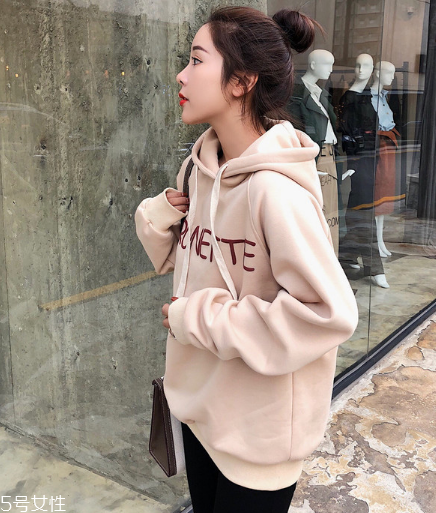 衛(wèi)衣買(mǎi)大了怎么辦？這樣穿酷到?jīng)]朋友