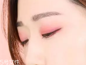 無(wú)妝眼影怎么畫？巧用粉色系眼影