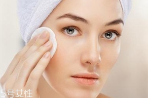 涂粉底液如何避免假面？少量多次慢慢調(diào)整