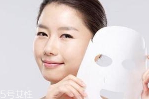 面膜不服帖怎么辦？中間剪開更好敷