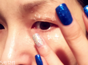 CPB晶致眼霜油不油？水油科學(xué)配比