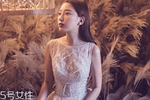 年會穿什么衣服合適？搶鏡年會小禮服最佳