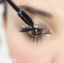 如何挑選合適的睫毛膏？這樣刷睫毛卷翹靚麗