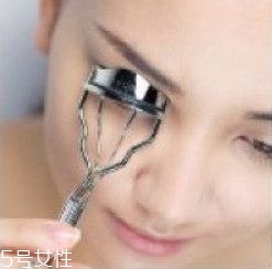 如何挑選合適的睫毛膏？這樣刷睫毛卷翹靚麗