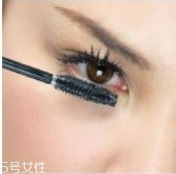 如何挑選合適的睫毛膏？這樣刷睫毛卷翹靚麗
