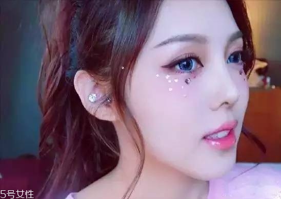 年會畫什么妝最好看上鏡？亮片妝絕對是最耀眼的