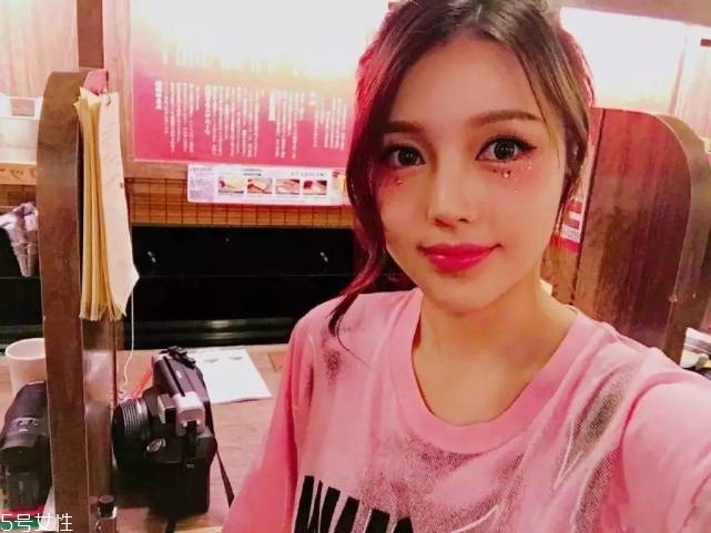 年會畫什么妝最好看上鏡？亮片妝絕對是最耀眼的