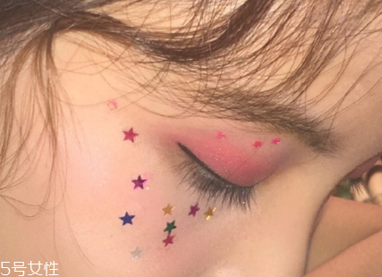 年會畫什么妝最好看上鏡？亮片妝絕對是最耀眼的