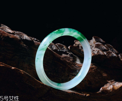 翡翠手鐲怎么養(yǎng)才能透？養(yǎng)翡翠的關(guān)鍵小竅門