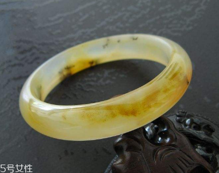 黃龍玉手鐲起棉怎么辦？正常現(xiàn)象不必驚慌