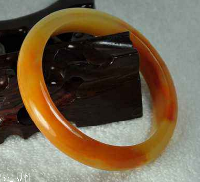 黃龍玉手鐲起棉怎么辦？正?，F(xiàn)象不必驚慌