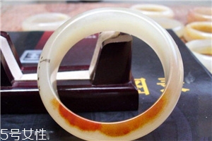 黃龍玉手鐲起棉怎么辦？正?，F(xiàn)象不必驚慌